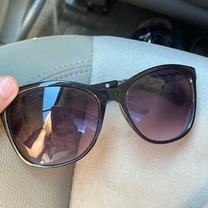 Black sunglasses with chain details